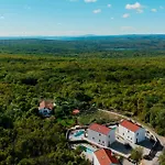 Cozy In With Private Swimming Pool, Be Inside Or Outside *
