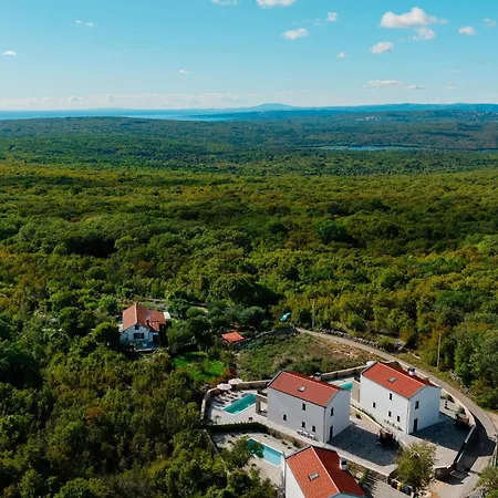 Cozy In With Private Swimming Pool, Be Inside Or Outside *