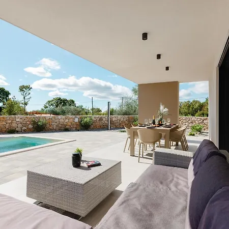 Cozy In With Private Swimming Pool, Be Inside Or Outside *