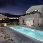 Cozy In With Private Swimming Pool, Be Inside Or Outside 펜션