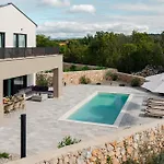 Cozy In With Private Swimming Pool, Be Inside Or Outside 펜션