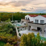 펜션 Cozy In With Private Swimming Pool, Be Inside Or Outside