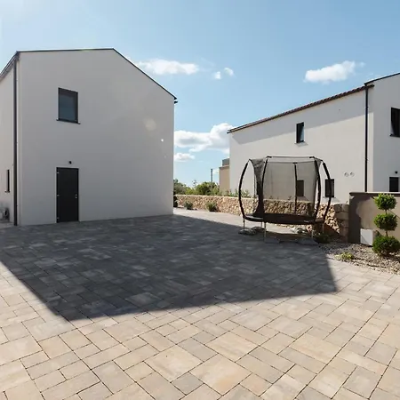 Cozy In With Private Swimming Pool, Be Inside Or Outside Kras